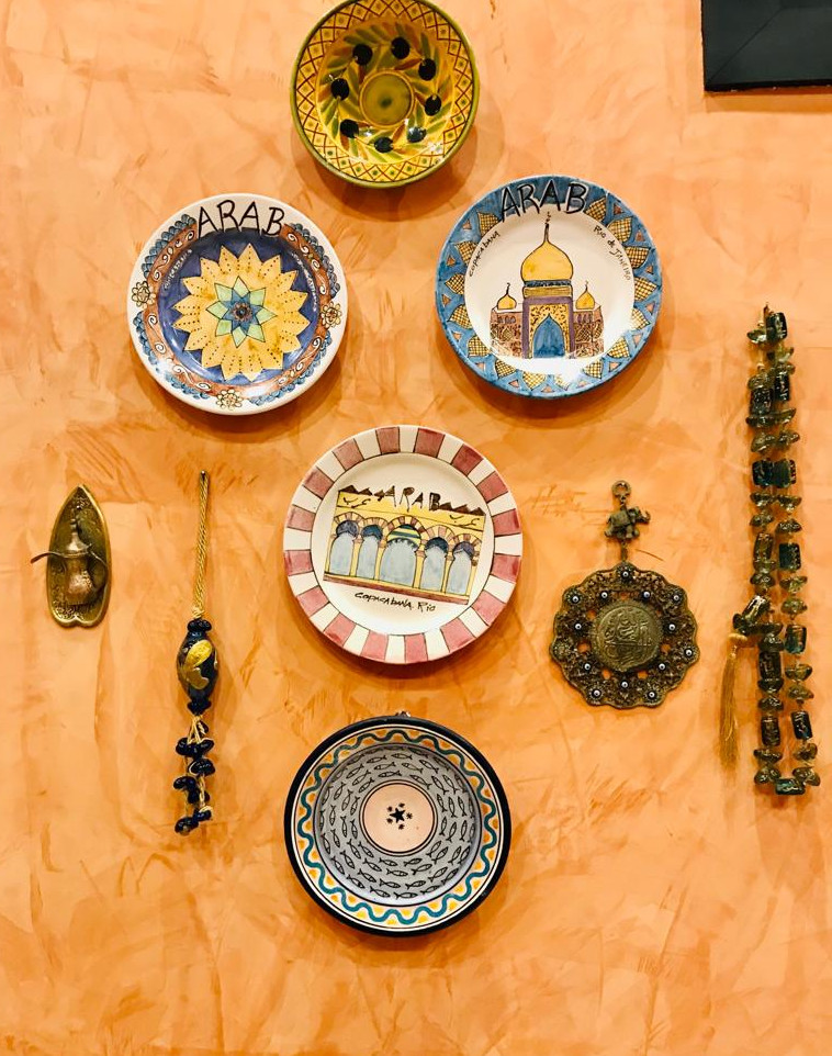 arab decoração Foto mostra cerâmicas do Oriente Médio expostas em parede