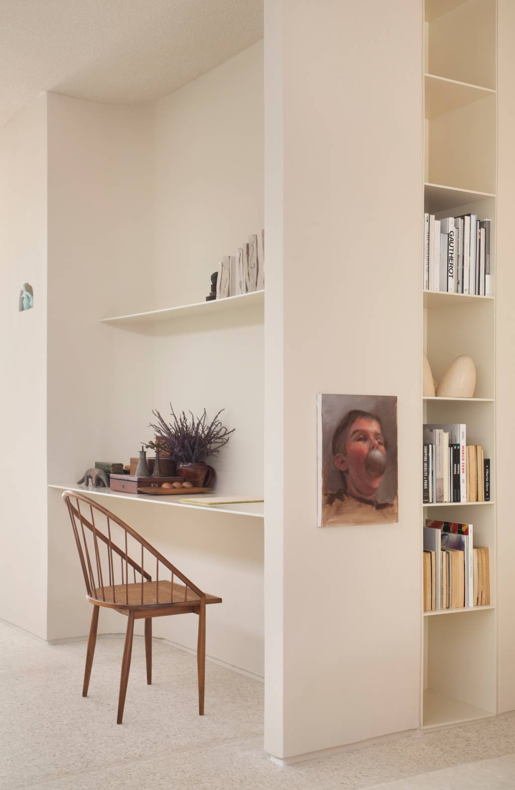 bc-arquitetos A Cadeira Curva de Joaquim Tenreiro no ambiente Casa Alva, por BC Arquitetos para a CASACOR São Paulo 2021.