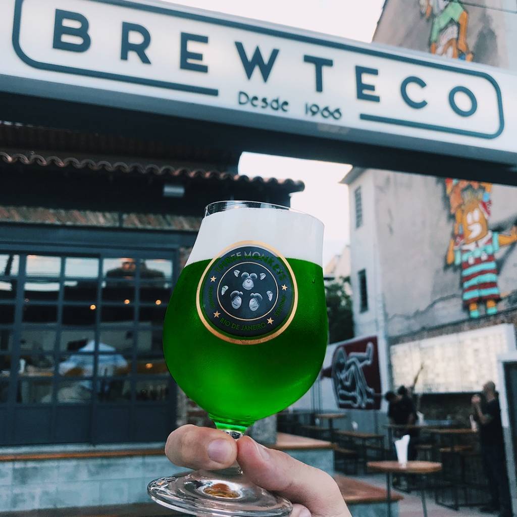 brewteco Foto mostra chope verde em frente ao letreiro escrito Brewteco