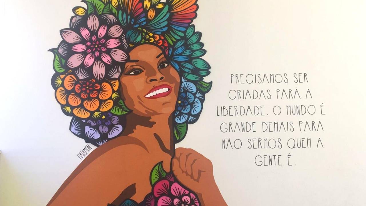 Foto mostra mural em homenagem à Elza Soares