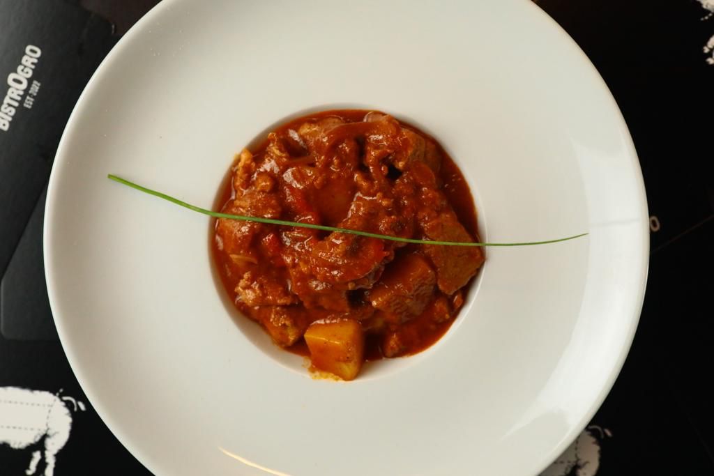 Foto mostra prato com goulash de porco