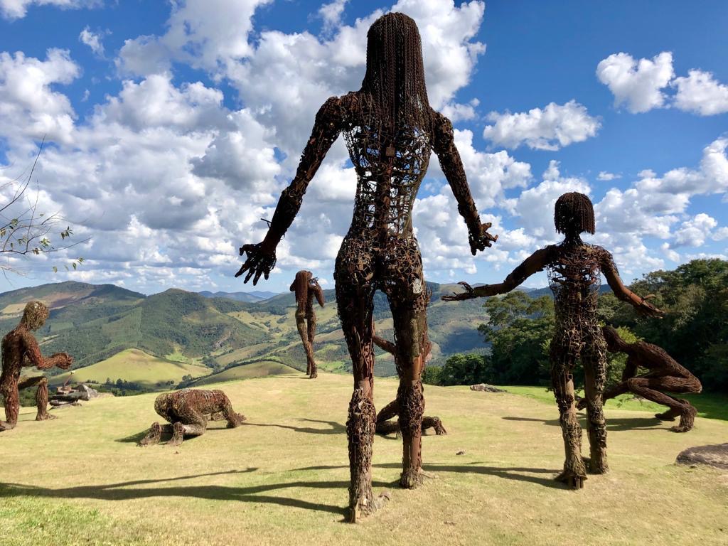 Foto mostra estátuas de arame em local aberto