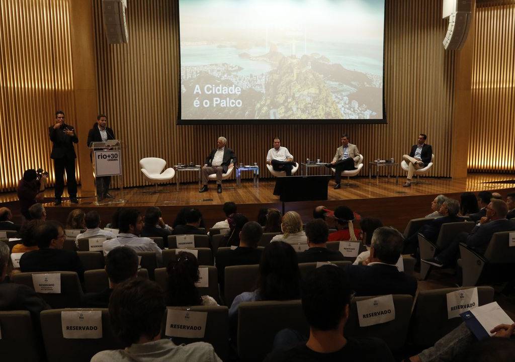 Foto mostra reunião no auditório do museu do amanhã com políticos do Rio de Janeiro