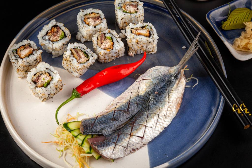 Foto mostra makimonos feitos de sardinha