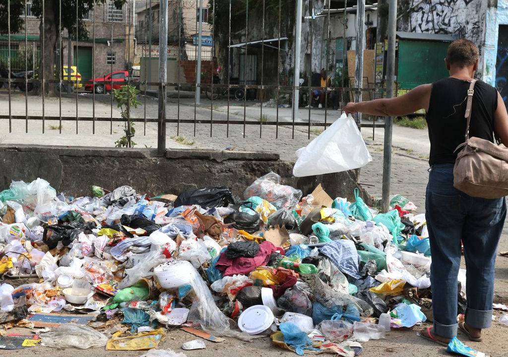 Foto mostra lixo na rua