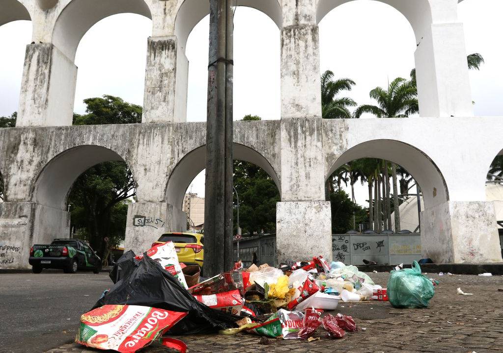 Foto mostra o lixo se acumulando em frente aos arcos da Lapa