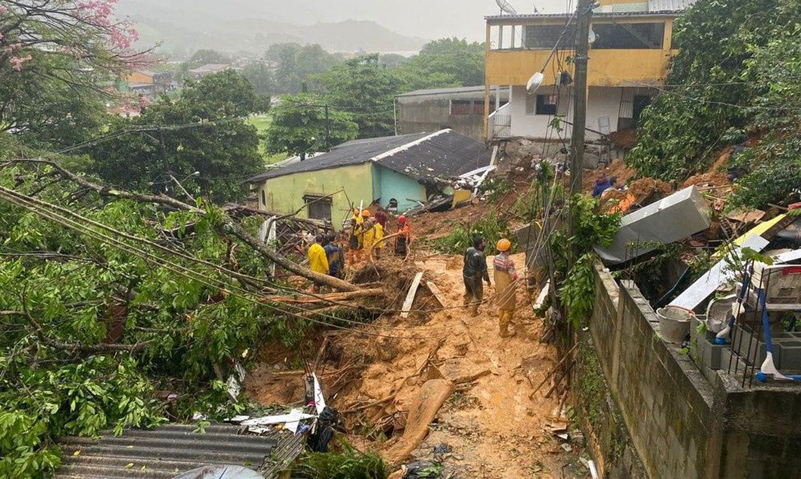 foto mostra deslizamento em angra dos reis