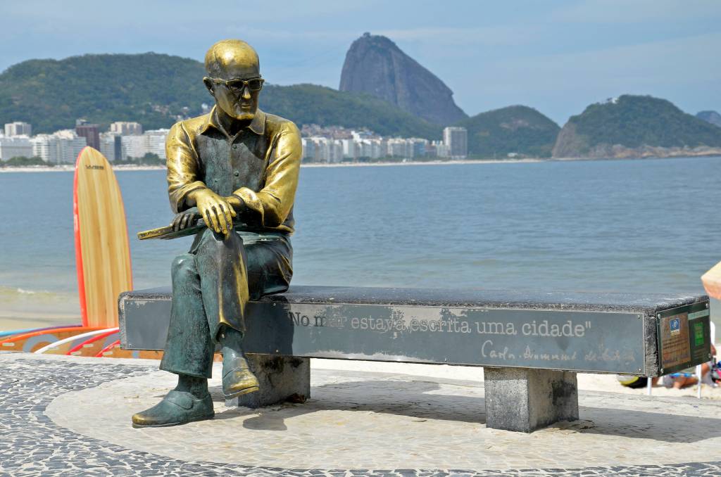 Foto mostra estátua de Carlos Drummond