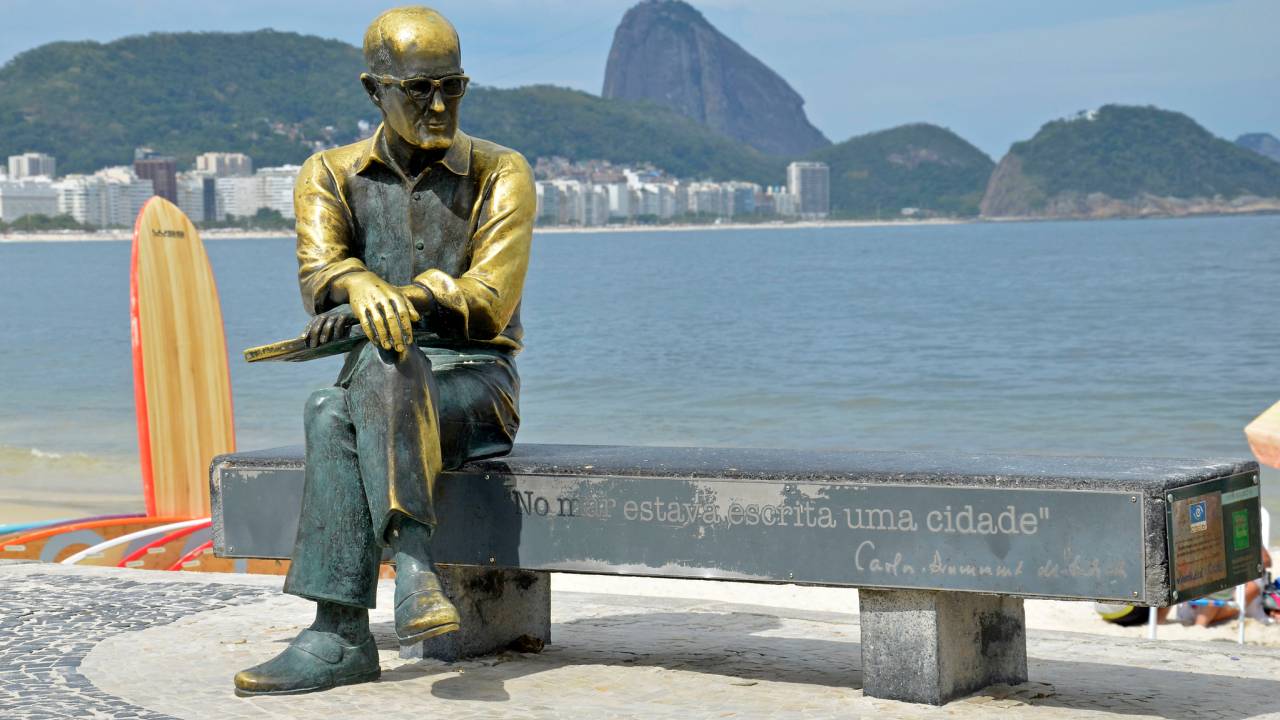 Foto mostra estátua de Carlos Drummond