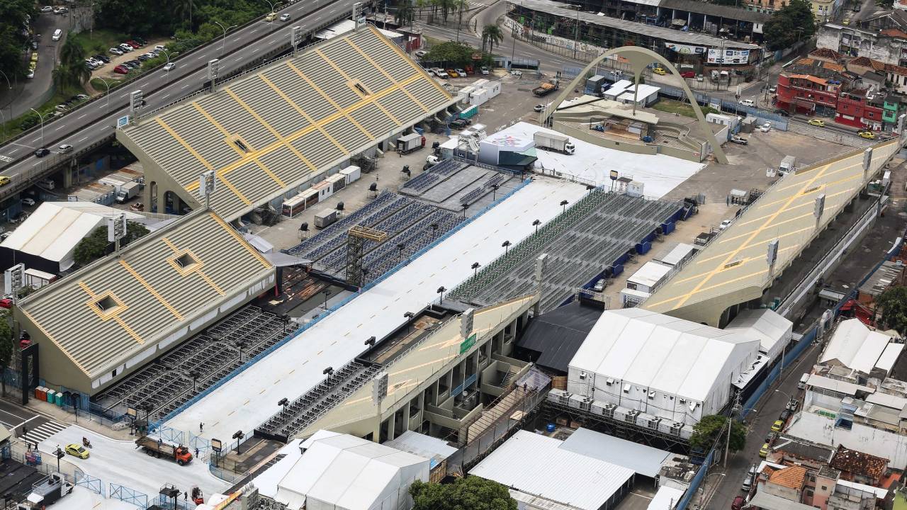 Foto mostra vista aérea do Sambódromo