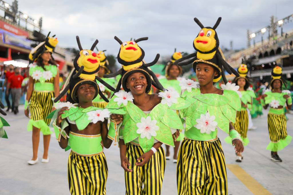 Foto mostra crianças desfilando na Sapucaí