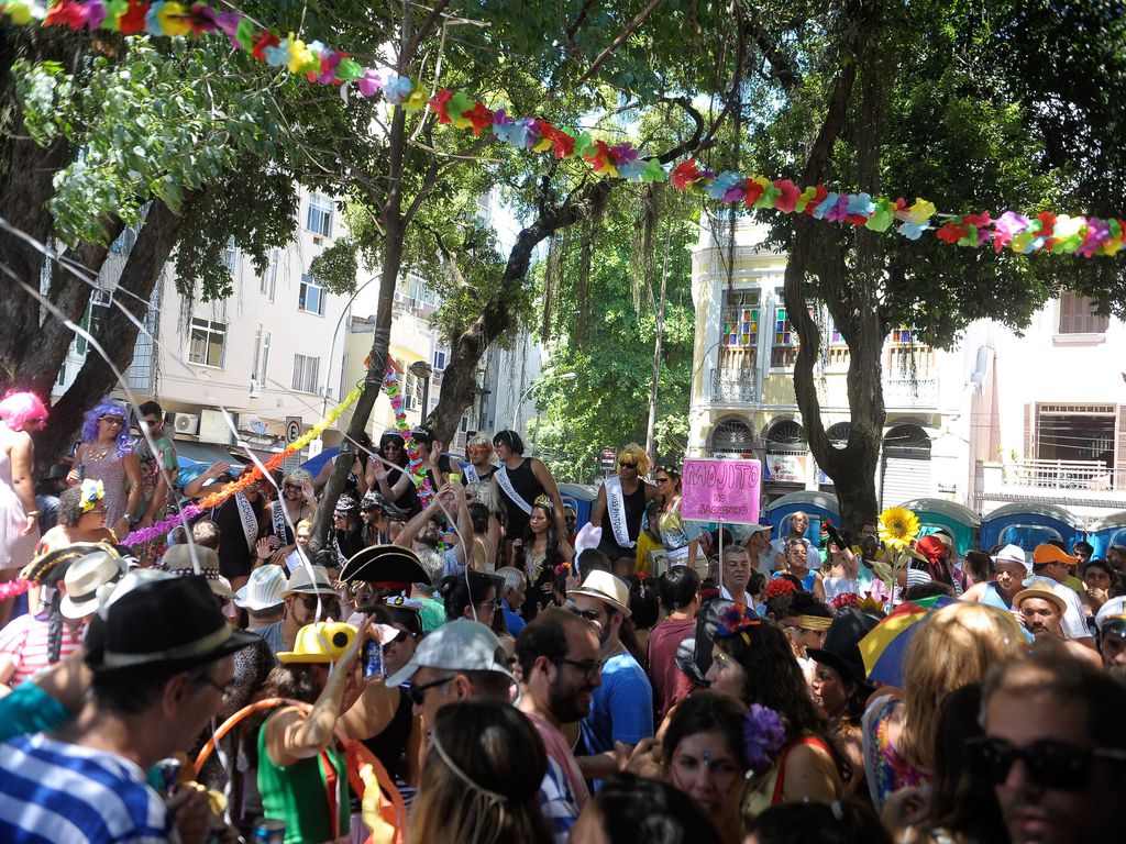 Rio de Janeiro - O bloco Bagunça Meu Coreto saiu pelas ruas de Larangeiras, zona sul da cidade, antes de ocupar o coreto da praça São Salvador
