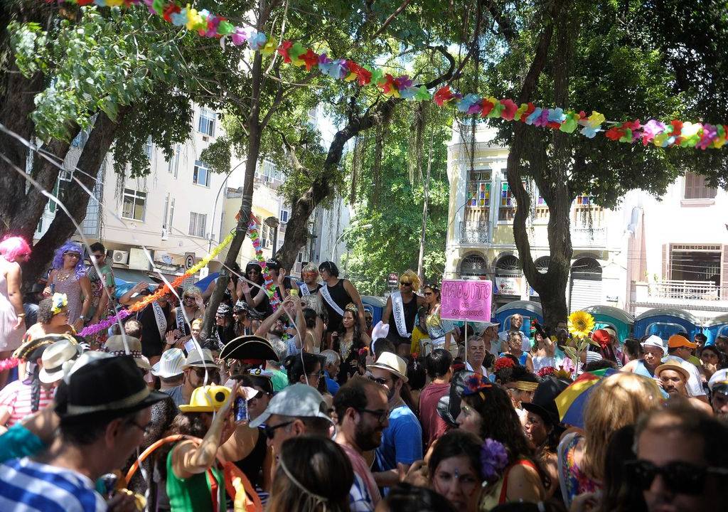 Rio de Janeiro - O bloco Bagunça Meu Coreto saiu pelas ruas de Larangeiras, zona sul da cidade, antes de ocupar o coreto da praça São Salvador