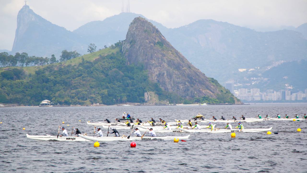 Foto mostra disputa de canoas havaianas na Baía de Guanabara