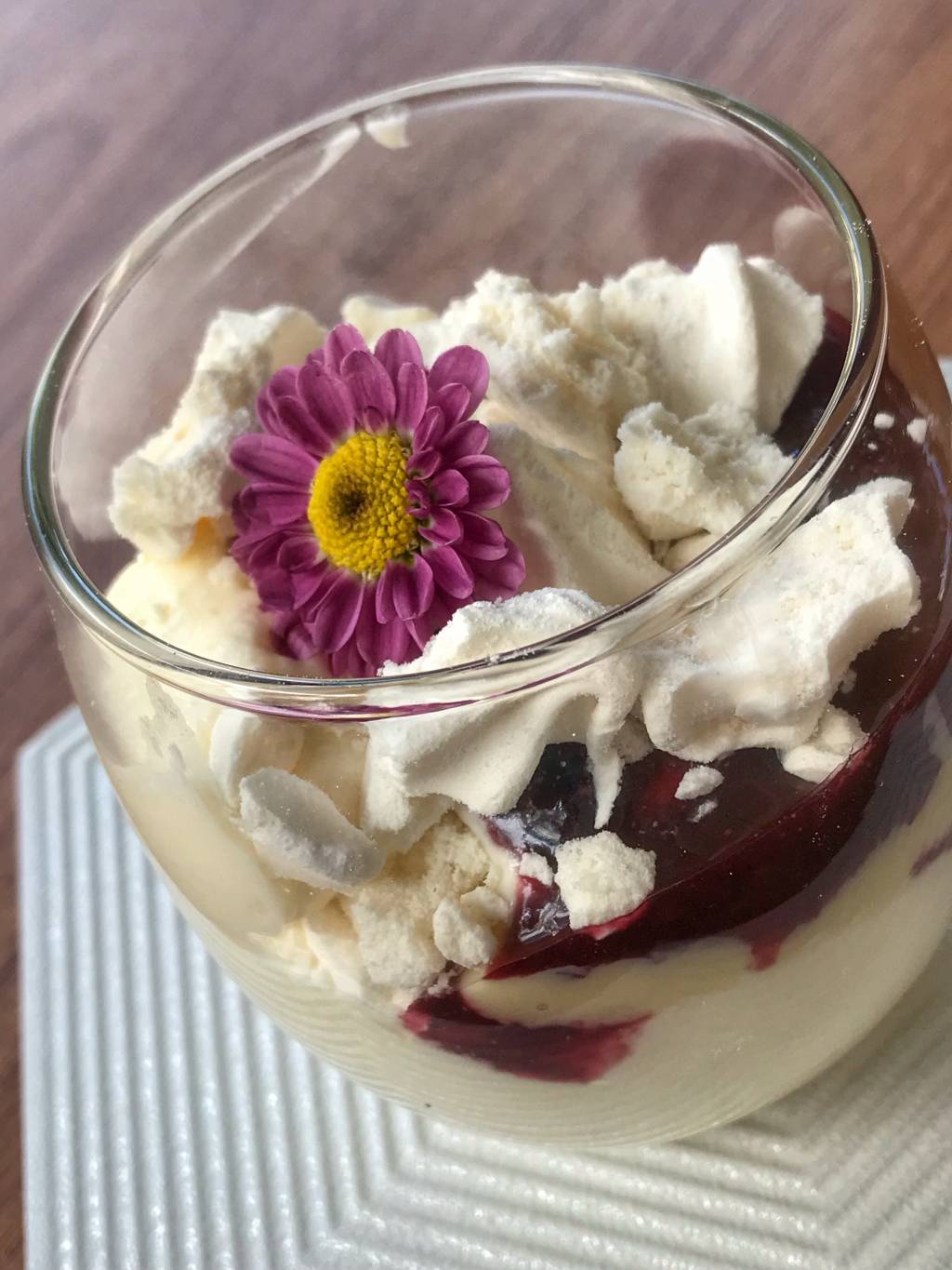 Suspiros: na sobremesa, eles vêm com chantilly e calda de frutas vermelhas