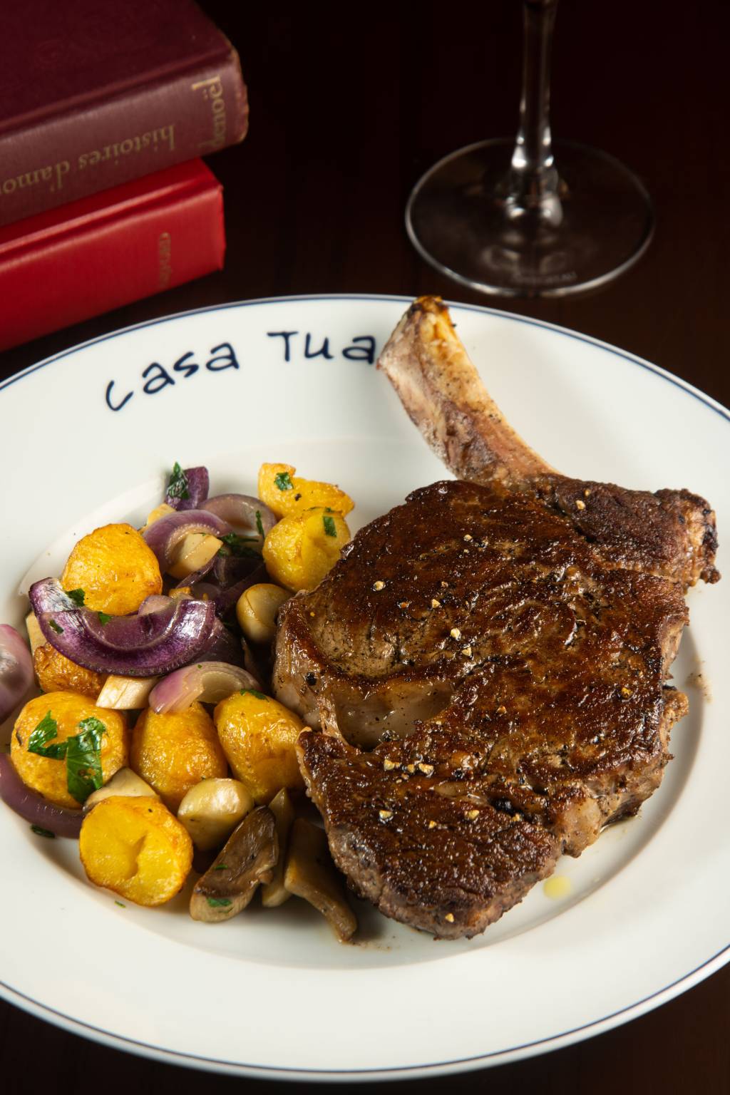 Carne: a costolleta é um prime rib de angus assado com batatas, shitake e cebola