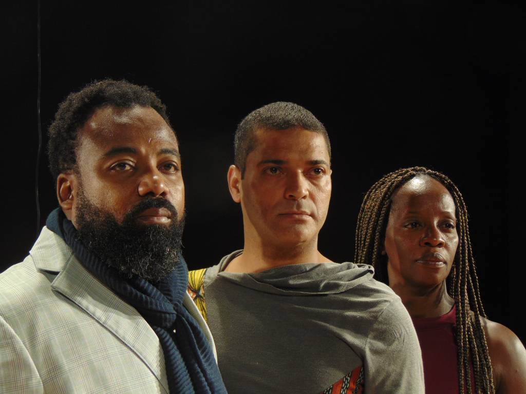 Da esquerda para a direita, os atores Rodrigo França, Marcelo Dias e Valéria Monã no espetáculo Contos Negreiros do Brasil