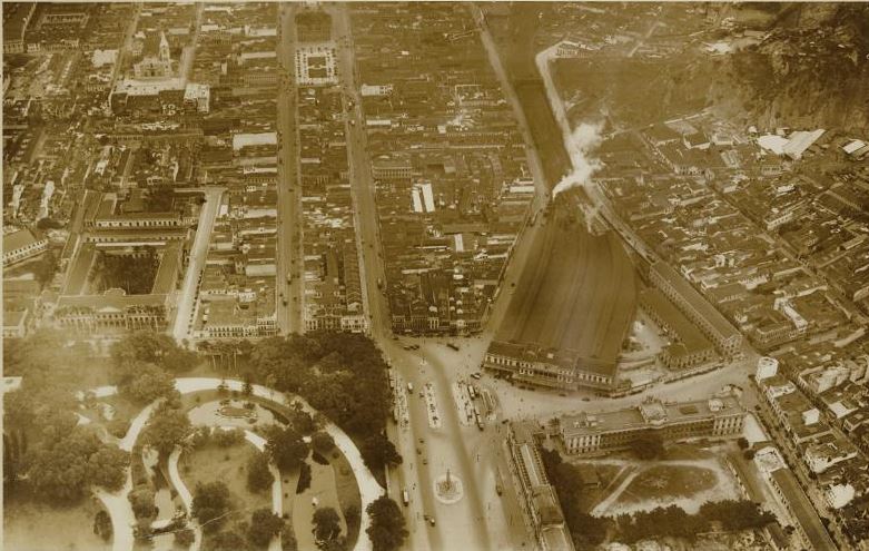 Foto aérea, de 1930, mostrando a região do centro da cidade, em volta da estação Central do Brasil.