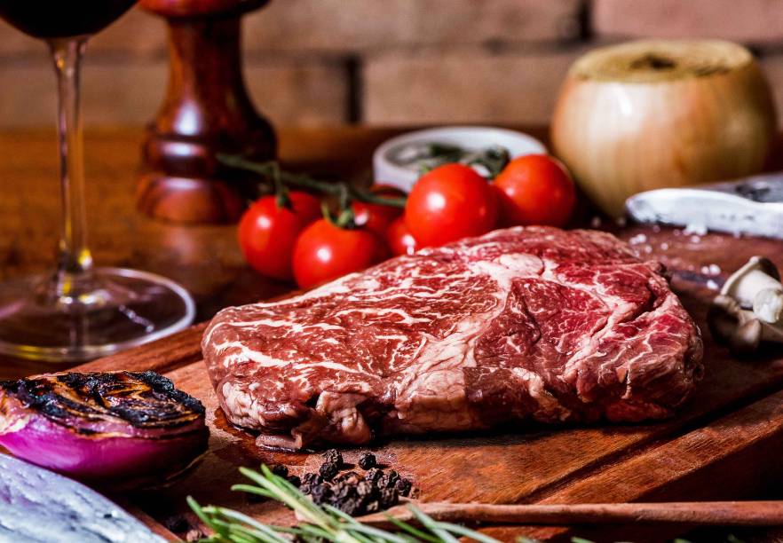 Giuseppe: pronto para ser grelhado na brasa, o bife de wagyu exibe a gordura entremeada que eleva o sabor e a maciez