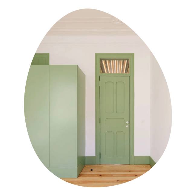 A imagem mostra um armário e uma porta colorida.