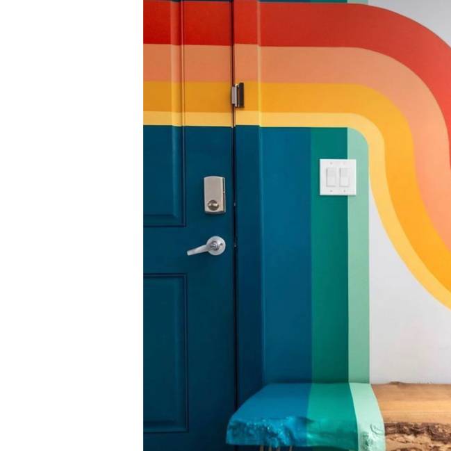 A imagem mostra uma porta colorida.