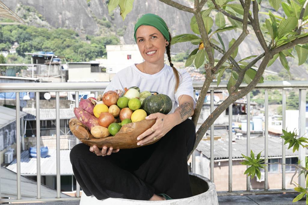 Fome de ajudar: à frente do Instituto Capim Santo, a chef comanda um projeto de capacitação em gastronomia na Rocinha -