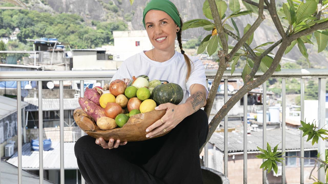 Fome de ajudar: à frente do Instituto Capim Santo, a chef comanda um projeto de capacitação em gastronomia na Rocinha -