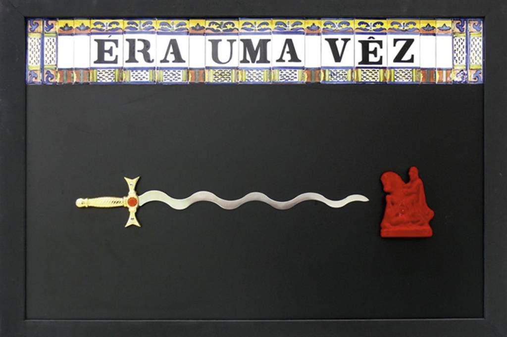 Nelson-Leirner—Era-Uma-Vez—mista-sobre-madeira—2006—82-X-117-cm—ed-única.jpg Era Uma Vez