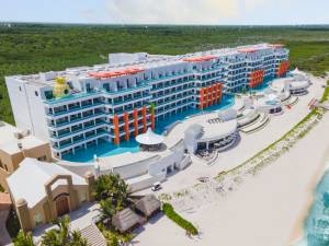 Nickelodeon Hotels & Resorts Rivera Maya Beachfront building overview São 280 quartos e todos têm piscina com borda infinita na varanda