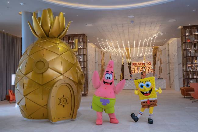 Bob Esponja e seu inseparável Patrick, os anfitriões do hotel