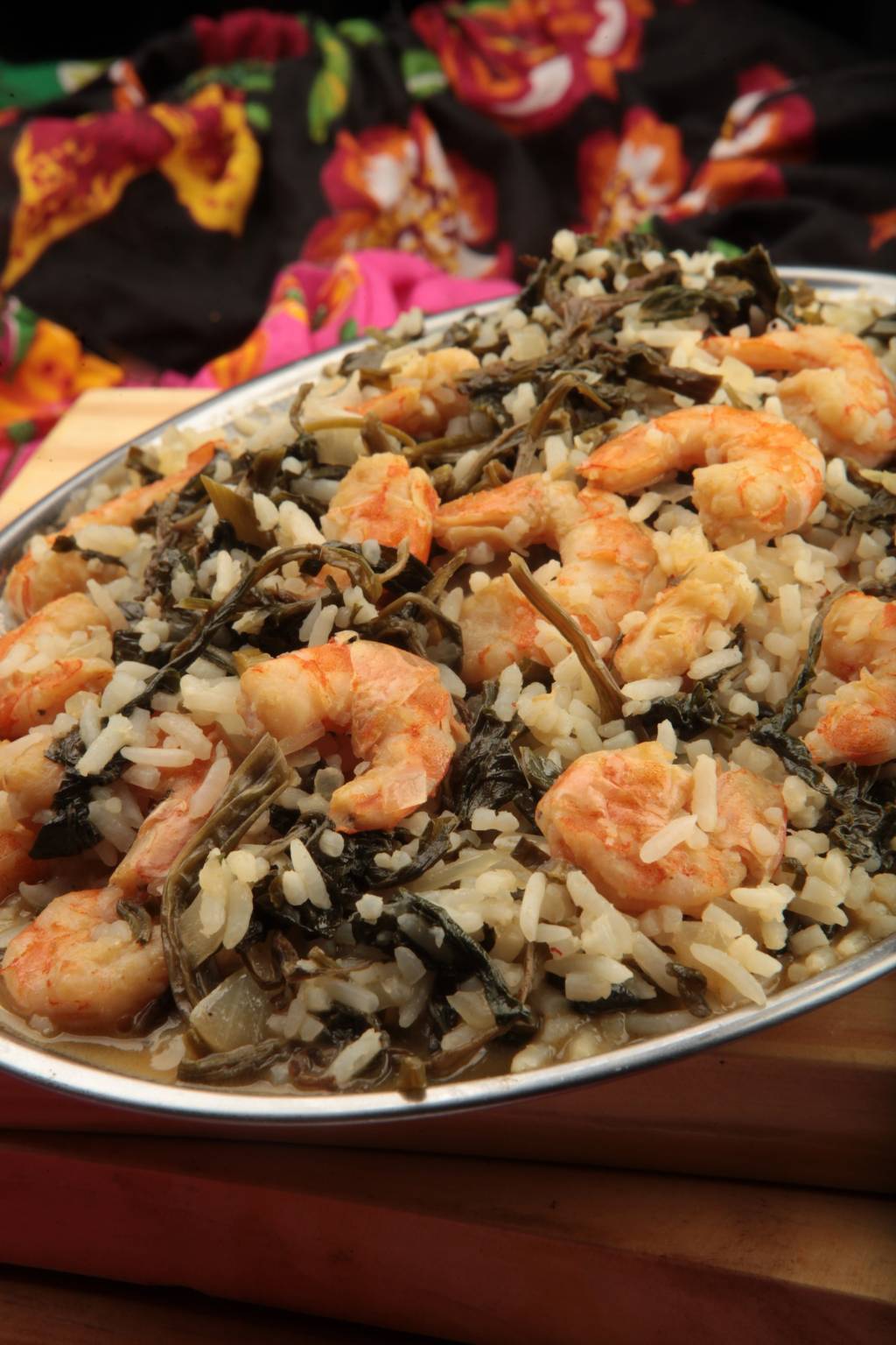 Paraense: arroz farto do Pescados na Brasa tem camarões, jambu e tucupi no preparo