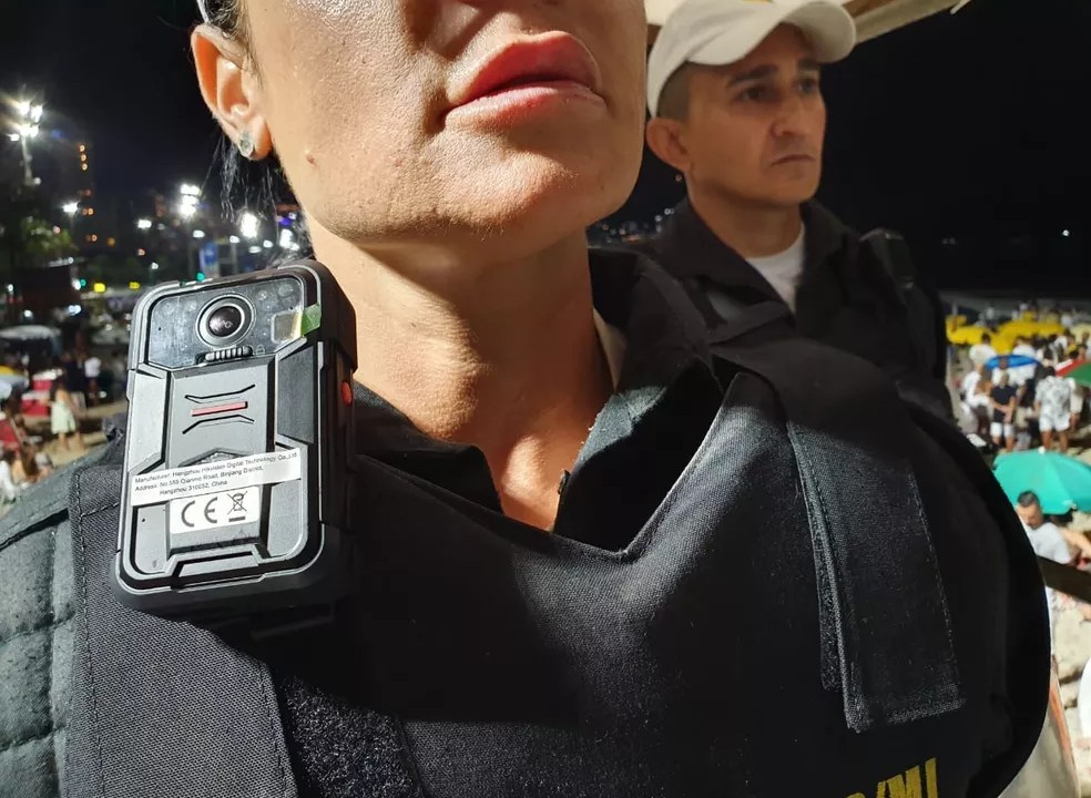 câmeras-operacionais-portáteis-COPs-acopladas-uniformes-policiais