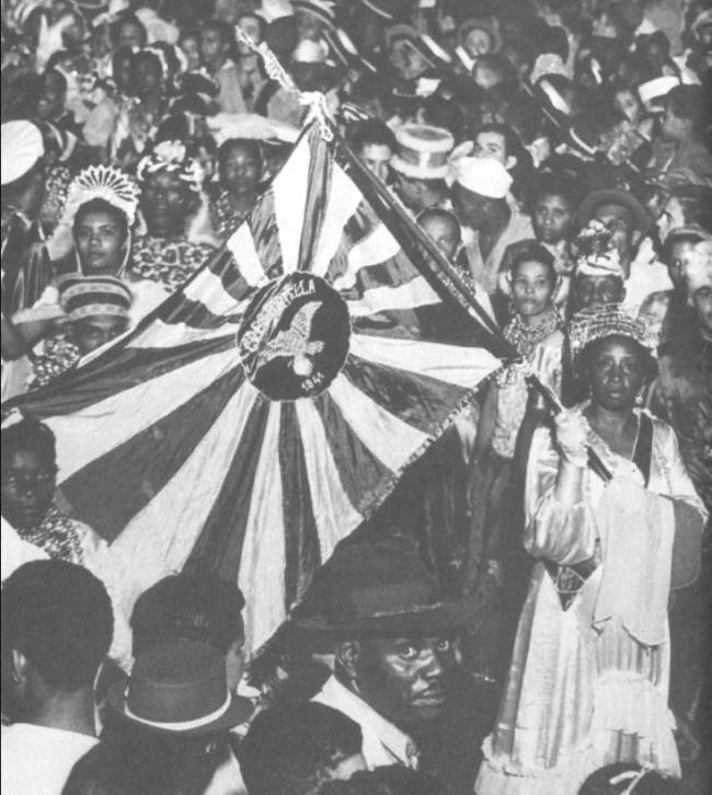 Foto Vilma Nascimento, porta-bandeira da Portela, durante o Carnaval de 1979