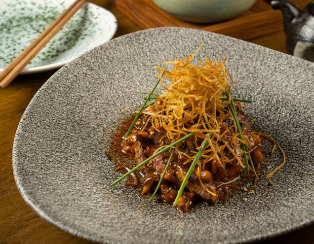 Spicy Fish: a carne em estilo oriental é coberta por alho-poró crocante