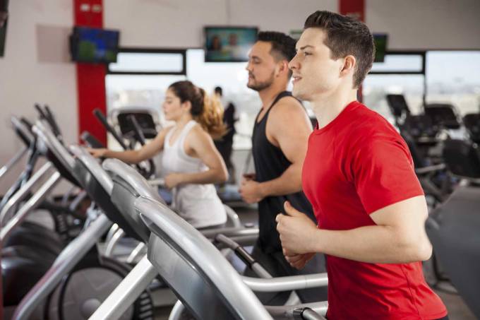 Treadmill-Exercising-Gym-Health-Club-Running_MEDIUM