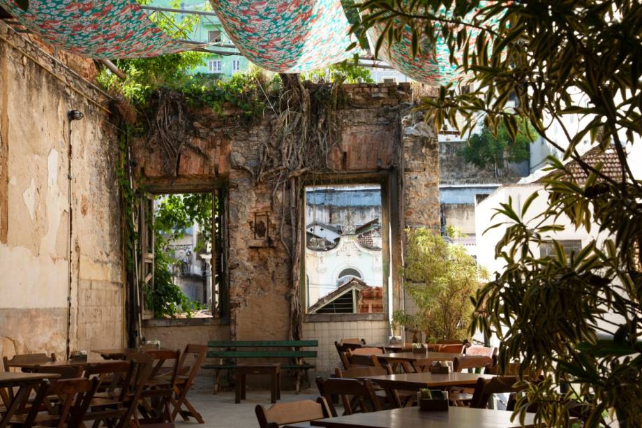 O bar aproveita o cenário de paredes demolidas de um estúdio e galeria de artes de uma família de fotógrafos