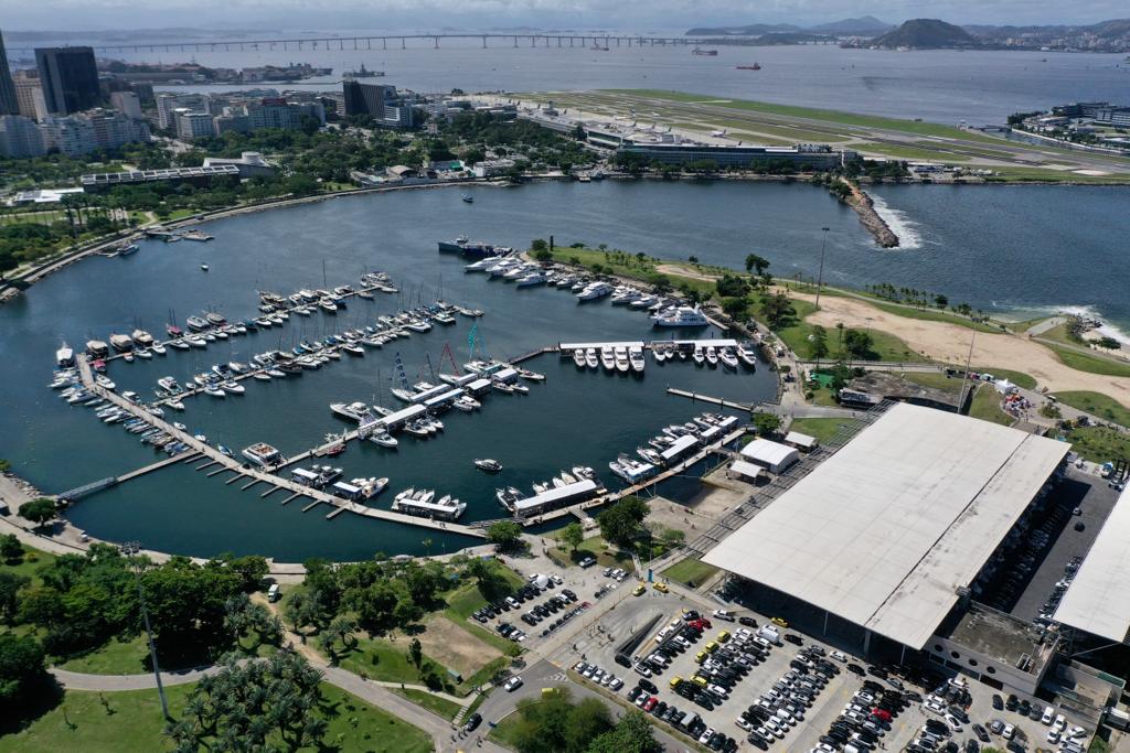 Foto mostra Marina da Glória com barcos.