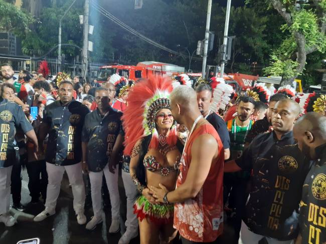 WhatsApp Image 2022-04-23 at 00.07.54 Viviane Araújo: grávida de cinco meses e acompanhada do marido, Guilherme Militão, na avenida