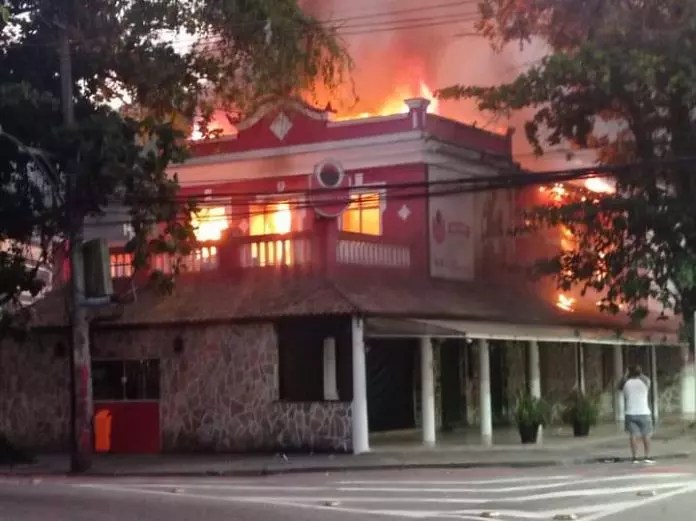Bar do Oswaldo: as fortes chamas começaram no segundo andar e a cozinha na parte de baixo não foi atingida