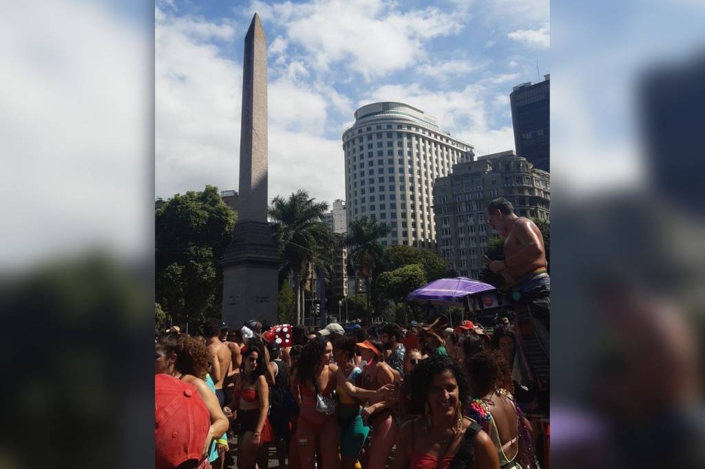 Do Centro ao Leme, Boi Tolo desfilou por 10 horas neste domingo (24)