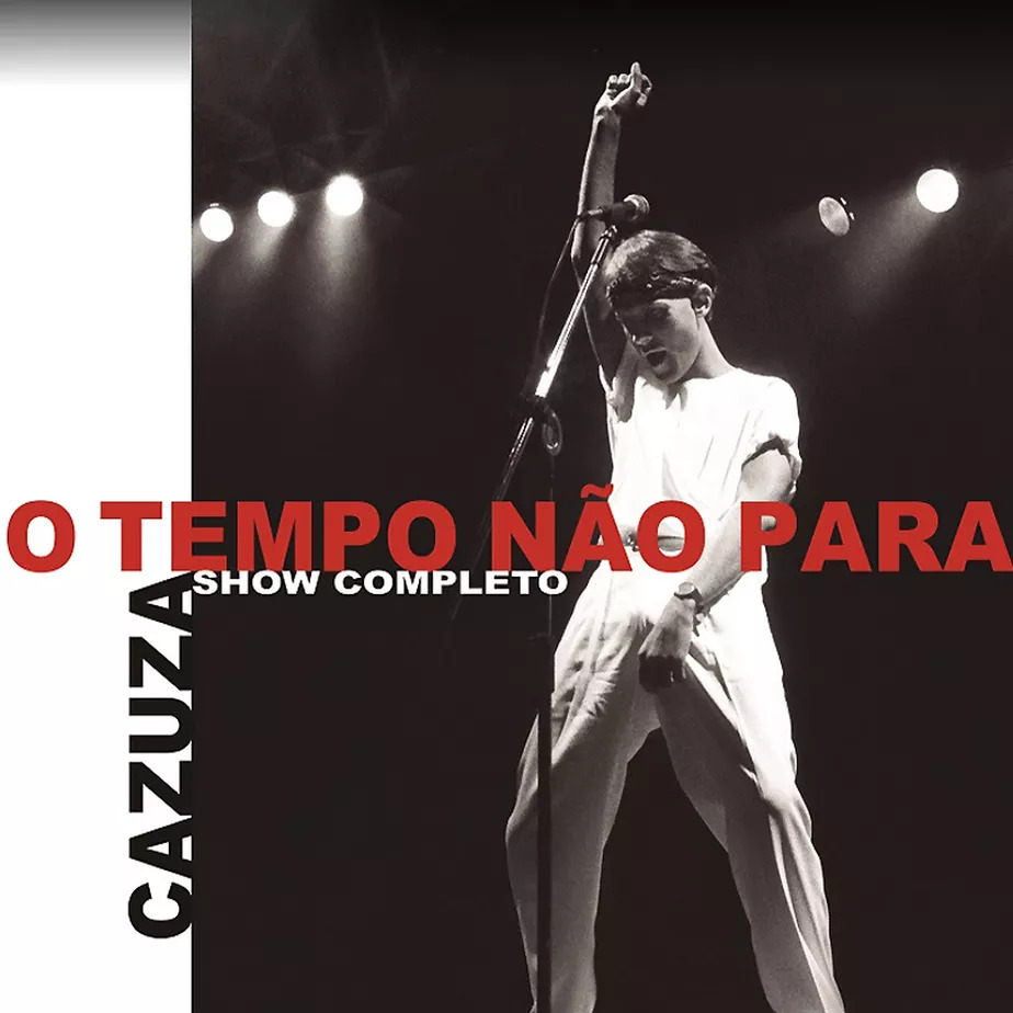 A capa do disco O Tempo Não Para, de Cazuza, com uma foto em preto e branco, o artista usando camiseta branca e calça, faixa na cabeça, com o braço direito levantado para o alto e o punho cerrado.