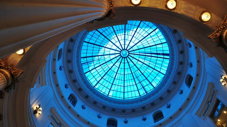 A rotunda do CCBB com uma luz azulada