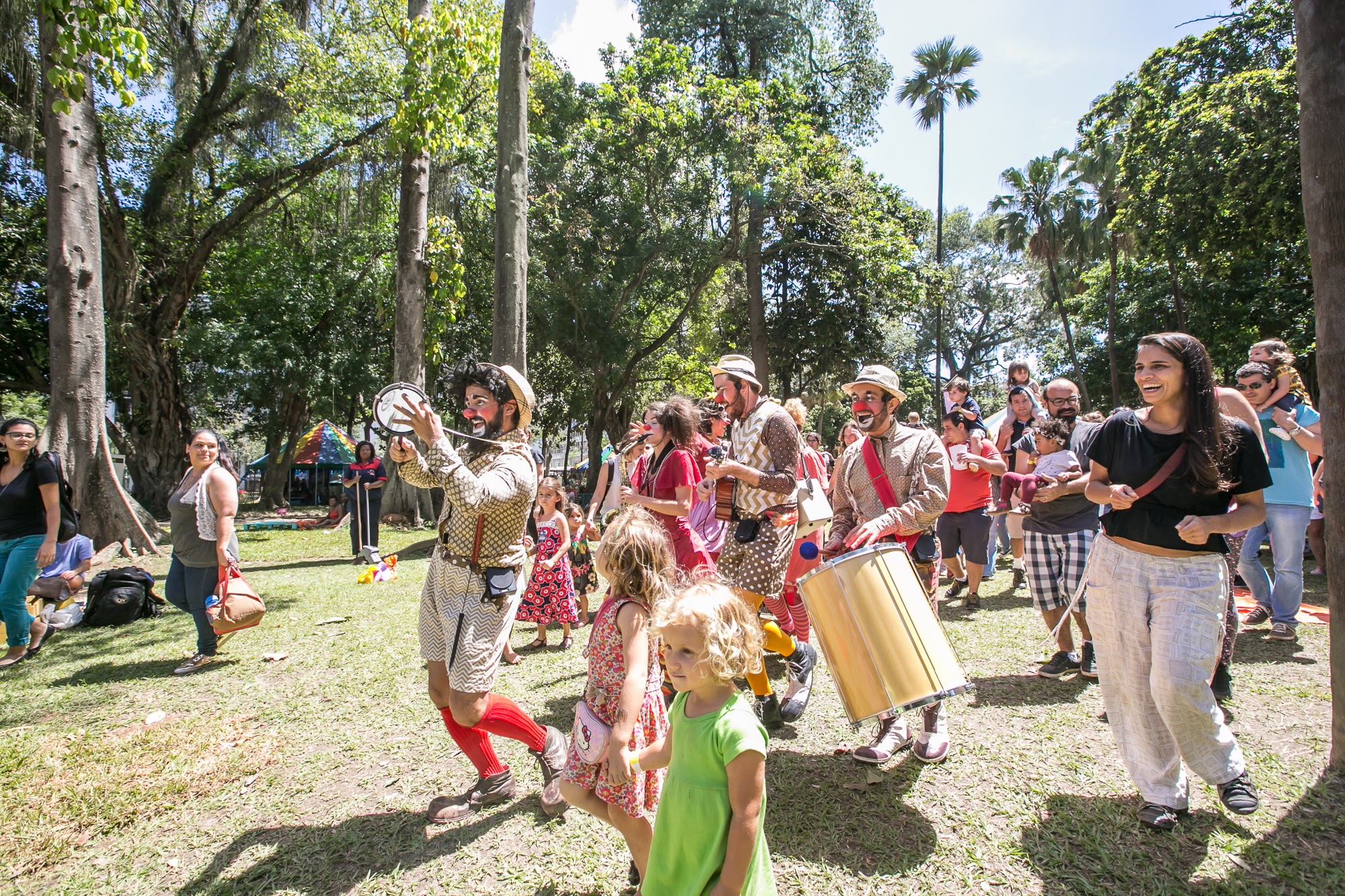 Foto mostra crianças no festival