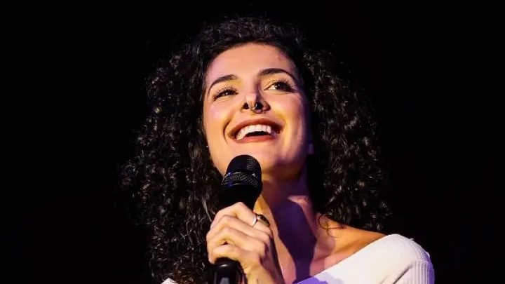 Giovana Fagundes aborda assuntos sérios com humor em seu stand-up comedy