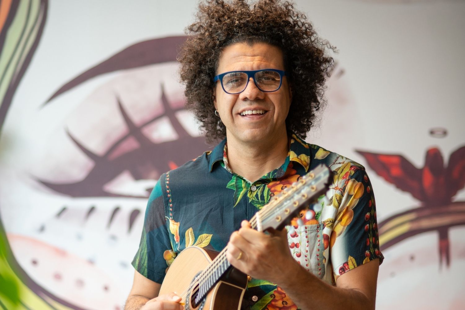 Foto mostra o cantor Hamilton de Holanda