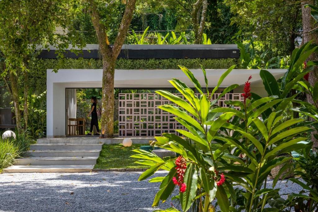 O arquiteto aproveitou a área dos jardins para implantar diferentes tipos de moradia, como a casa contemporânea criada pela UP3 Arquitetura na CASACOR Rio 2021.