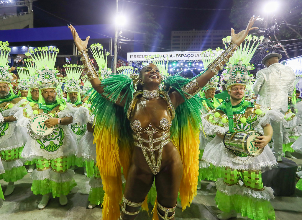 Iza: fantasia dourada e politicamente correta na abertura dos desfiles da Sapucaí