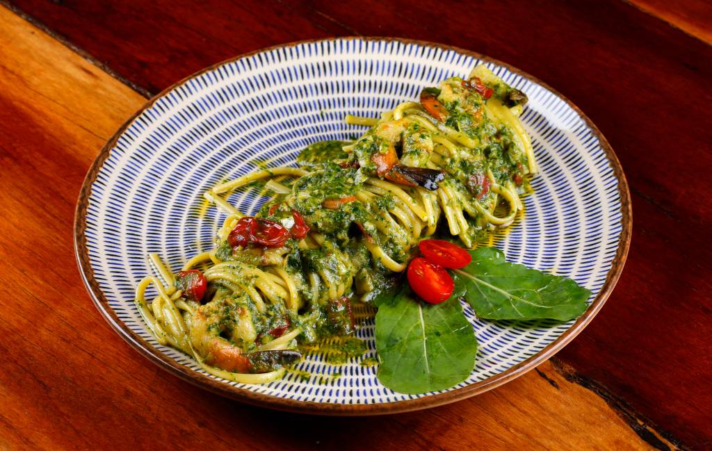 linguini com camarões Gávea Beach Club: o linguini linguine leva pesto de rúcula, tomate cereja e camarões
