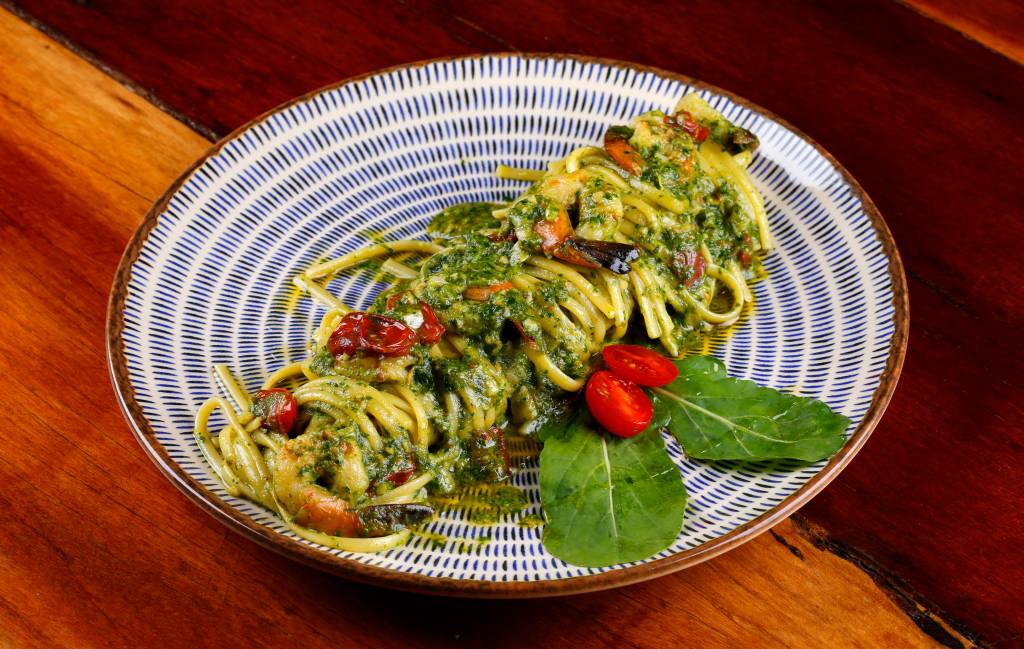 Gávea Beach Club: o linguini linguine leva pesto de rúcula, tomate cereja e camarões