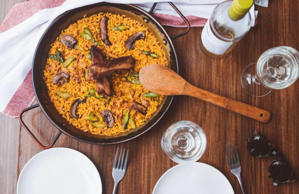 Paella: o domingo dedicado ao prato espanhol no Venga convida chefs que criam suas versões na casa de Ipanema